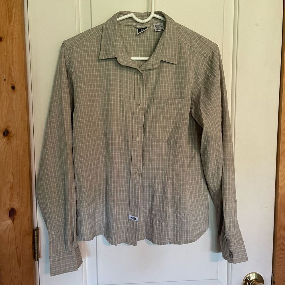 The North Face Womens button up top size M
Green/cream color shirt